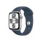 Apple Watch SE2 v2 GPS 44mm ezüst alumínium tok , kék sport szíj S/M okosóra (MREC3QH/A)